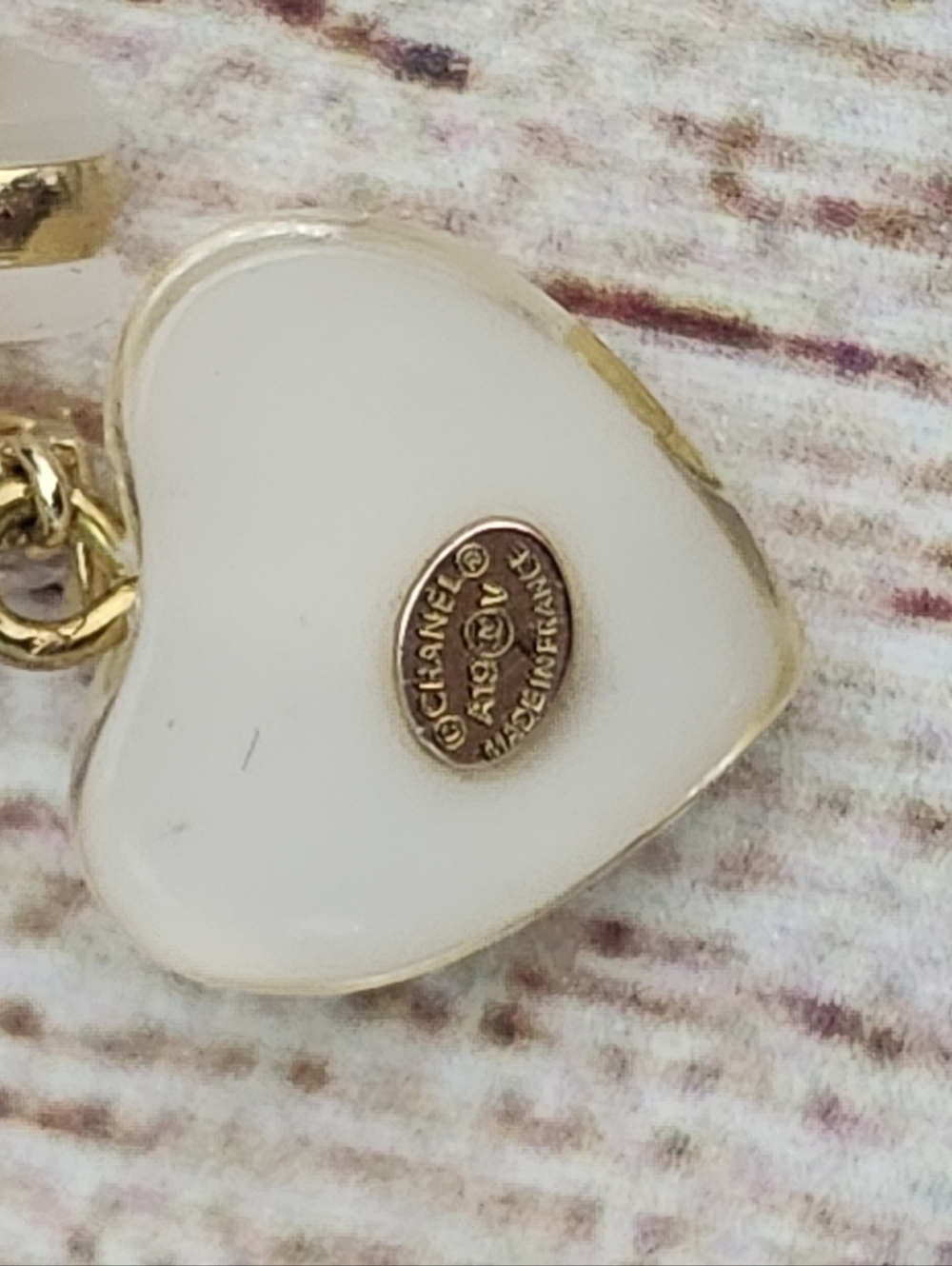 CHANEL White and Gold Heart Drop Earrings with Crystal CC - Picture 5 of 6